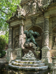 Fototapeta na wymiar la fontaine Médicis dans le jardin du Luxembourg à Paris