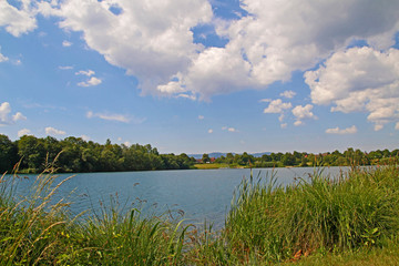 weisse Wolken über einem See 