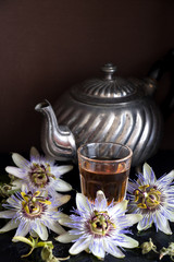 passionsblumenteee mit Büten und getrockneten blättern der passiflora