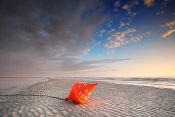 orange Boje an der Küste