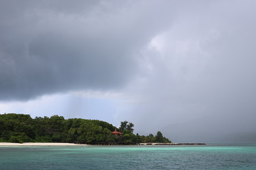plage des Seychelles sous l'orage