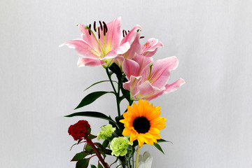 ユリの花と向日葵　フラワーアレジメント
