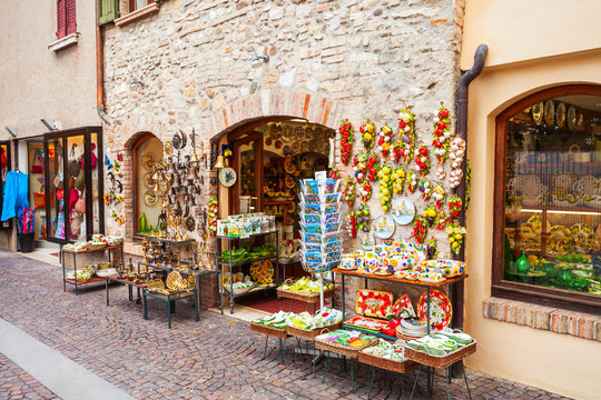 Fototapeta Souvenir shop in Sirmione, Italy