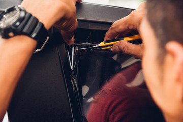 Obraz premium Man specialist service attached window film