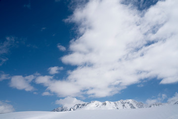 Fototapeta na wymiar 晴れた日の山で撮影した一面の雪景色と青空