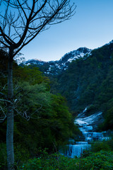 山から流れ落ちる階段状の滝