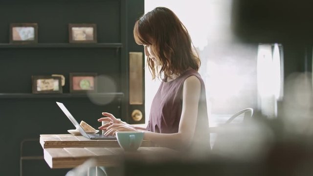 女性・カフェ