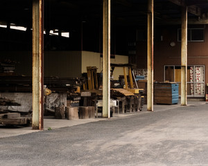 古い工場の資材置き場