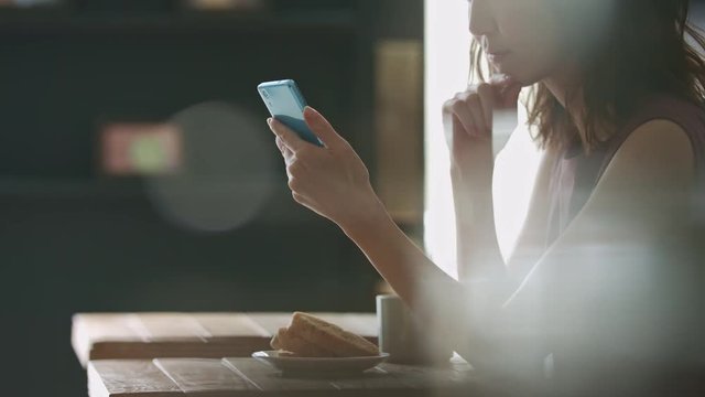 女性・カフェ・スマートフォン