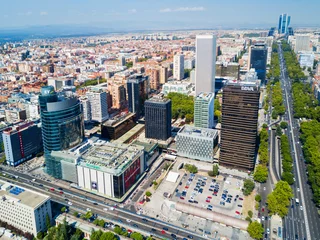 Deurstickers Zakelijke districten van AZCA en CTBA in Madrid, Spanje © saiko3p