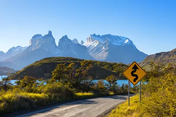 Deurstickers Cuernos del Paine Weg in het nationale park Torres del Paine, Chili, Patagonië - onderdeel van het nationale systeem van beschermde bosgebieden van Chili, een van de grootste parken van het land en door UNESCO uitgeroepen tot biosfeerreservaat