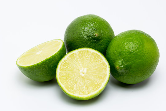 Limas sobre fondo blanco