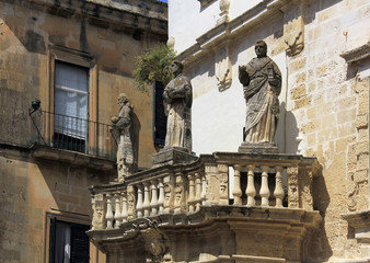 Fototapeta na wymiar sculptures sur le balcon