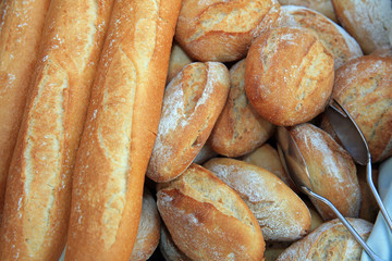 Brötchen und Baguette in einem Korb. Deutschland