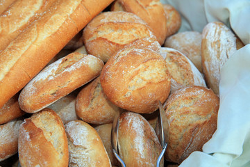 Brötchen und Baguette in einem Korb. Deutschland