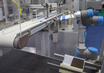 Automation robotic arm load aluminum tube to cosmetic tube filling machine in production line