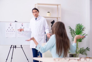 Obraz premium Young woman visiting male doctor oculist 
