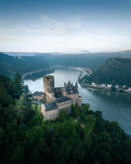 Obraz premium Summer at the Middle Rhine Valley with Castle Katz