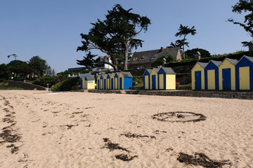 Plage de Dréhen et ses cabines de bain à l'île aux Moines 