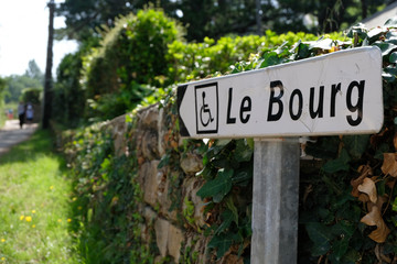 Panneau indiquant la direction du bourg   © Richard Villalon