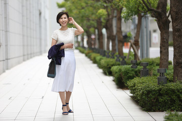 ビジネス街を歩く女性