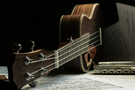 ukulele con armonica fondo de partituras