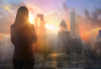 Young woman looking over the City of London business and banking aria with skyscrapers at sunset. Future, new business opportunity, freedom and stability. London, UK - obrazy, fototapety, plakaty