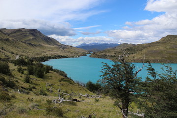 Fototapeta na wymiar lago color turquesa en patagonia chilena
