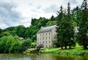 Obraz premium House and forest in the riverside. Green and nature landscape