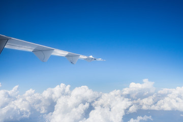 空　雲の上　飛行機の窓からの景色