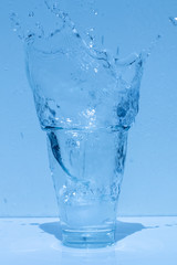 Obraz na płótnie Canvas Wasserglas, Spritzwasser