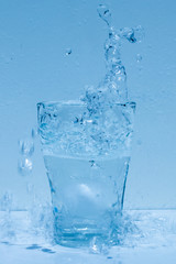 Fototapeta na wymiar Wasserglas, Spritzwasser