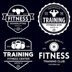 Naklejka premium Zestaw odznak fitness ze sprzętem sportowym i ludźmi. Etykiety w stylu vintage z symbolami sportowej sylwetki.