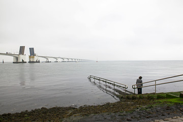 brücke mit lücke und randstand ohne sandstrand