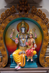 Obraz premium Colourful statues of Hindu religious deities adorning the entrance of a Hindu temple in Singapore