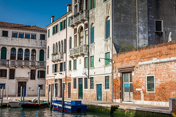 Fototapeta premium The picturesque canals of the beautiful Venice city