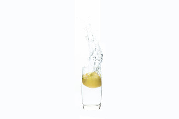 zitrone im wasserglas mit wasserspritzer