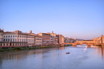 Obraz premium A view of the Arno River and the Ponte Vecchio in Florence, Italy.