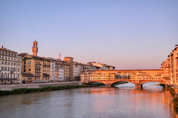 Obraz premium A view of the Arno River and the Ponte Vecchio in Florence, Italy.