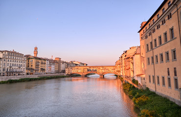 Obraz premium Widok na rzekę Arno i Ponte Vecchio we Florencji, Włochy.