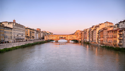 Naklejka premium A view of the Arno River and the Ponte Vecchio in Florence, Italy.