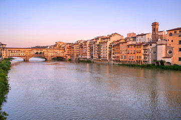 Fototapeta premium A view of the Arno River and the Ponte Vecchio in Florence, Italy.
