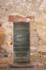 okna i sukiennice w zabytkowych fasadach domu © Iwona