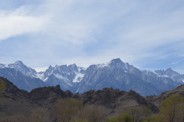 Fototapeta premium Spring in California: Mount Whitney and the Alabama Hills in the Sierra Nevada Mountains