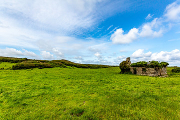 Fototapeta na wymiar Beautiful landscape with a ruined house in the Burren, geosite and geopark, Wild Atlantic Way, wonderful sunny spring day in County Clare in Ireland