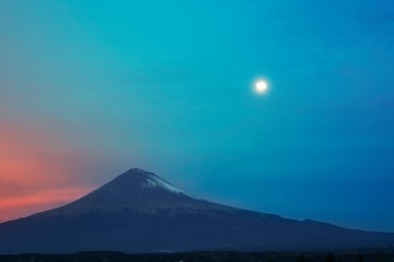Fototapeta na wymiar Active Popocatepetl volcano in Mexico
