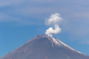 Obraz na płótnie Canvas Active Popocatepetl volcano in Mexico