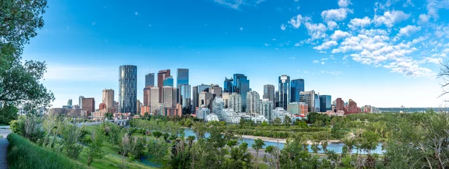 Foto op Plexiglas Panoramisch uitzicht op de skyline van Calgary op een zomerdag. © Jeff Whyte