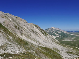 evocativa immagine di Campo Imperatore in Abruzzo, Italia, in una limpida giornata estiva