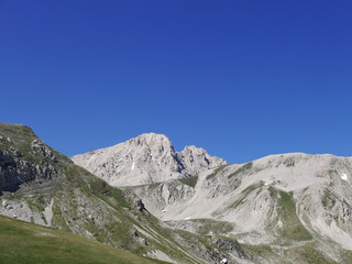 altezza, silenzio, spiritutralit&agrave; nella panoramica scalata al Gran Sasso in Abruzzo, Italia